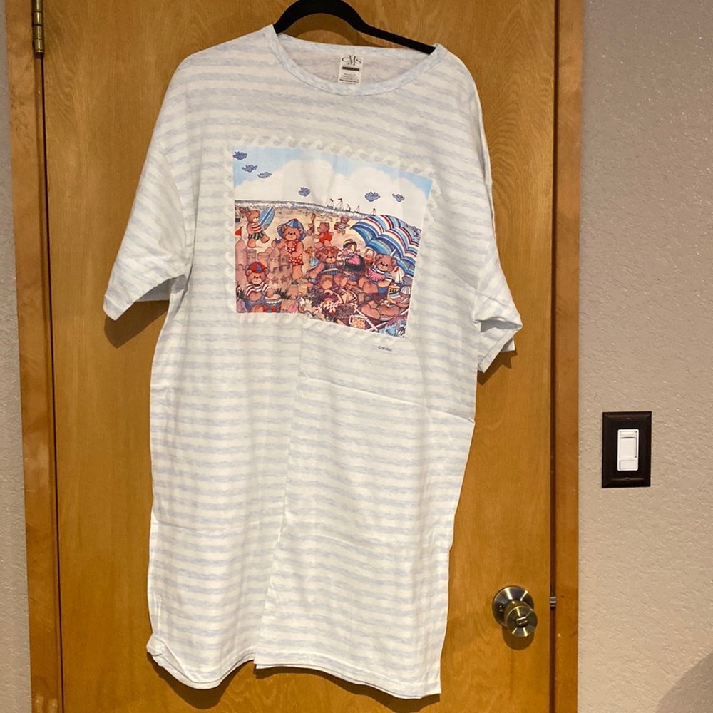 Nightshirt one size. Teddy bears on a beach